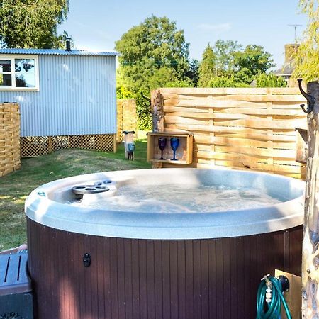 The Hideaway Hut - 1 Bed Shepherds Hut - Hereford Dış mekan fotoğraf
