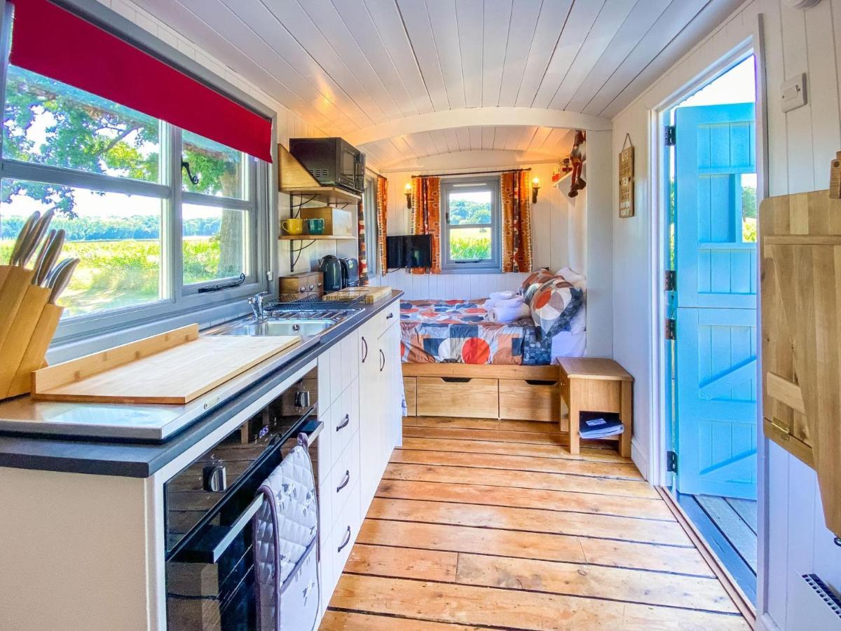 The Hideaway Hut - 1 Bed Shepherds Hut - Hereford Dış mekan fotoğraf