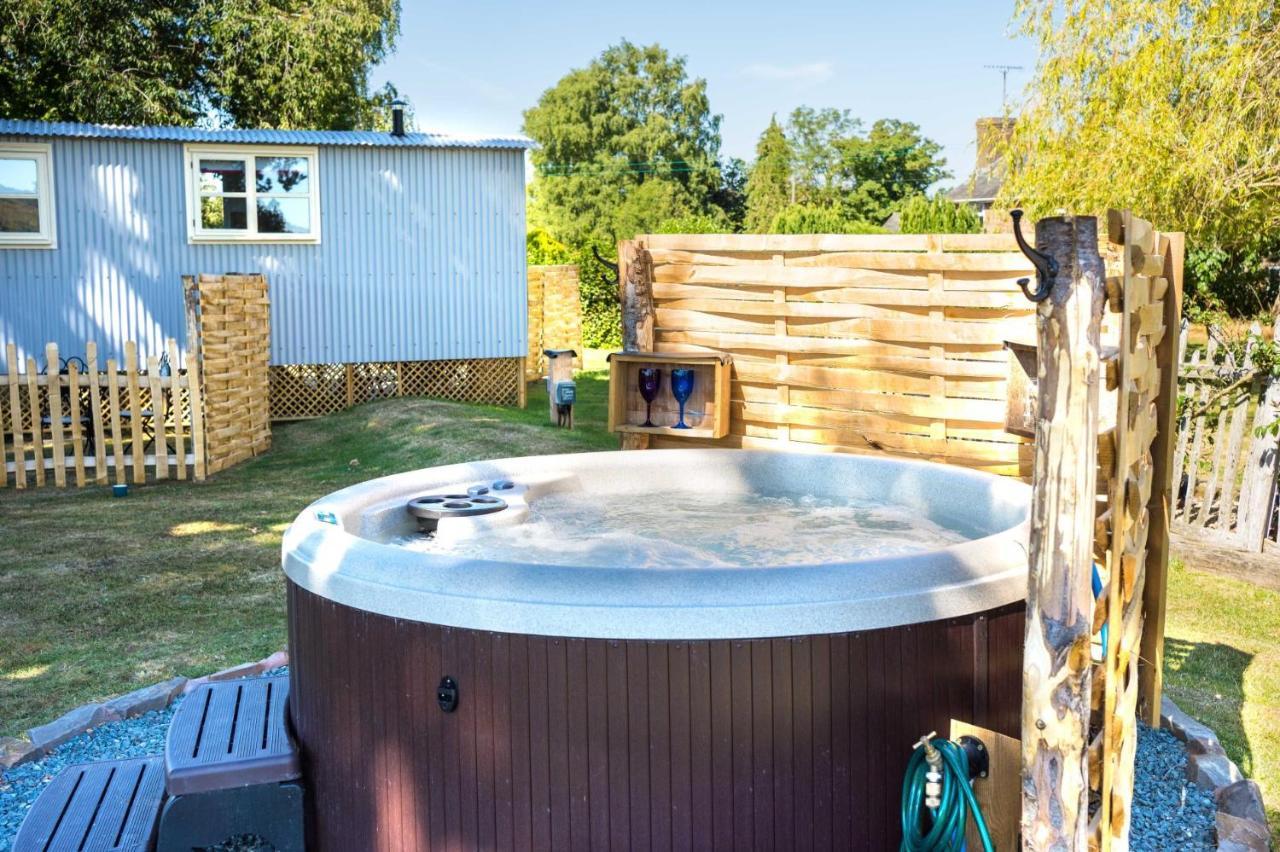 The Hideaway Hut - 1 Bed Shepherds Hut - Hereford Dış mekan fotoğraf