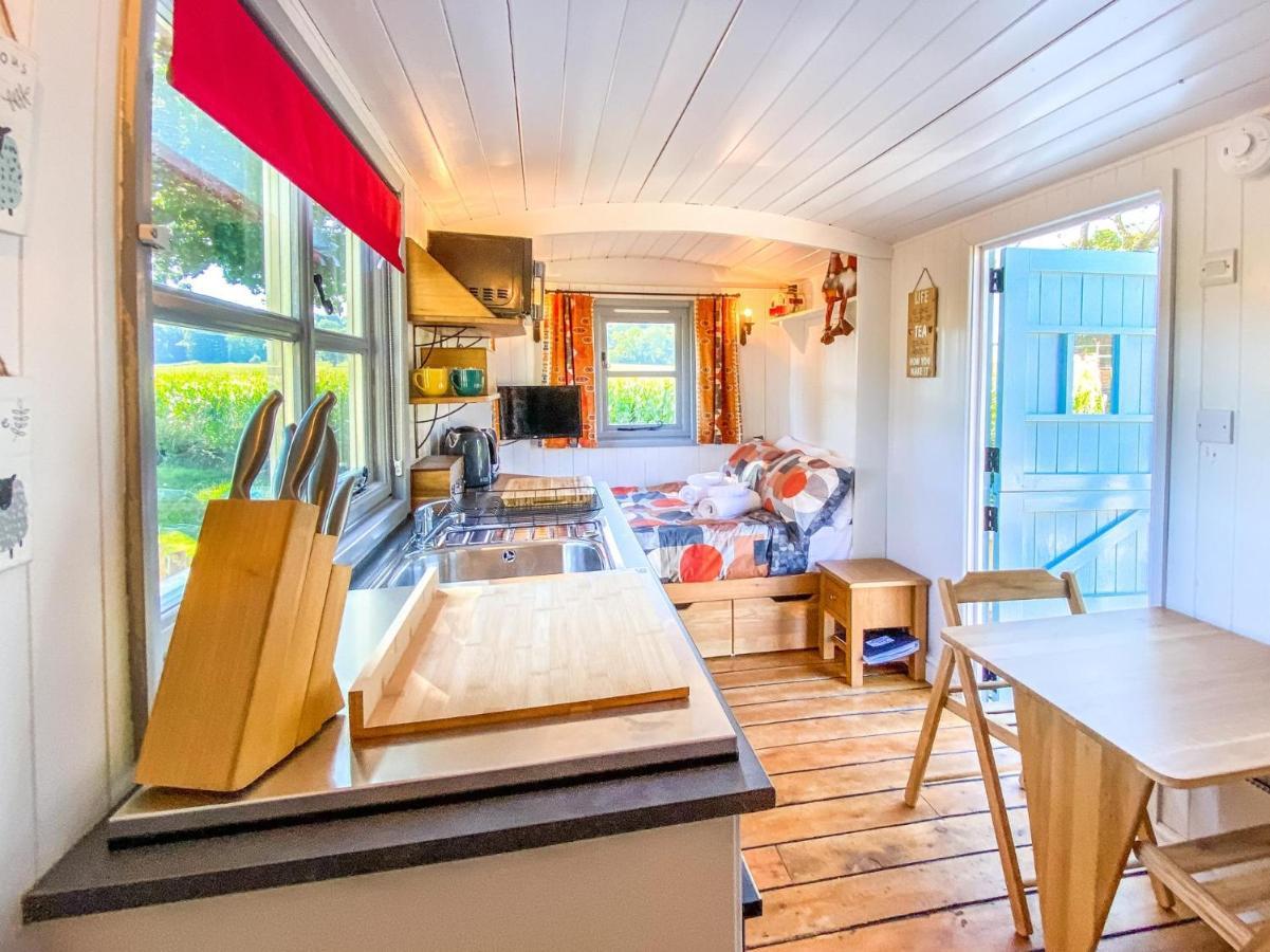 The Hideaway Hut - 1 Bed Shepherds Hut - Hereford Dış mekan fotoğraf