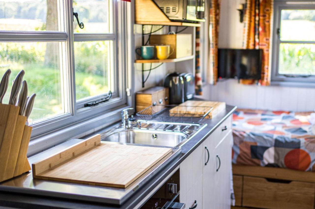 The Hideaway Hut - 1 Bed Shepherds Hut - Hereford Dış mekan fotoğraf