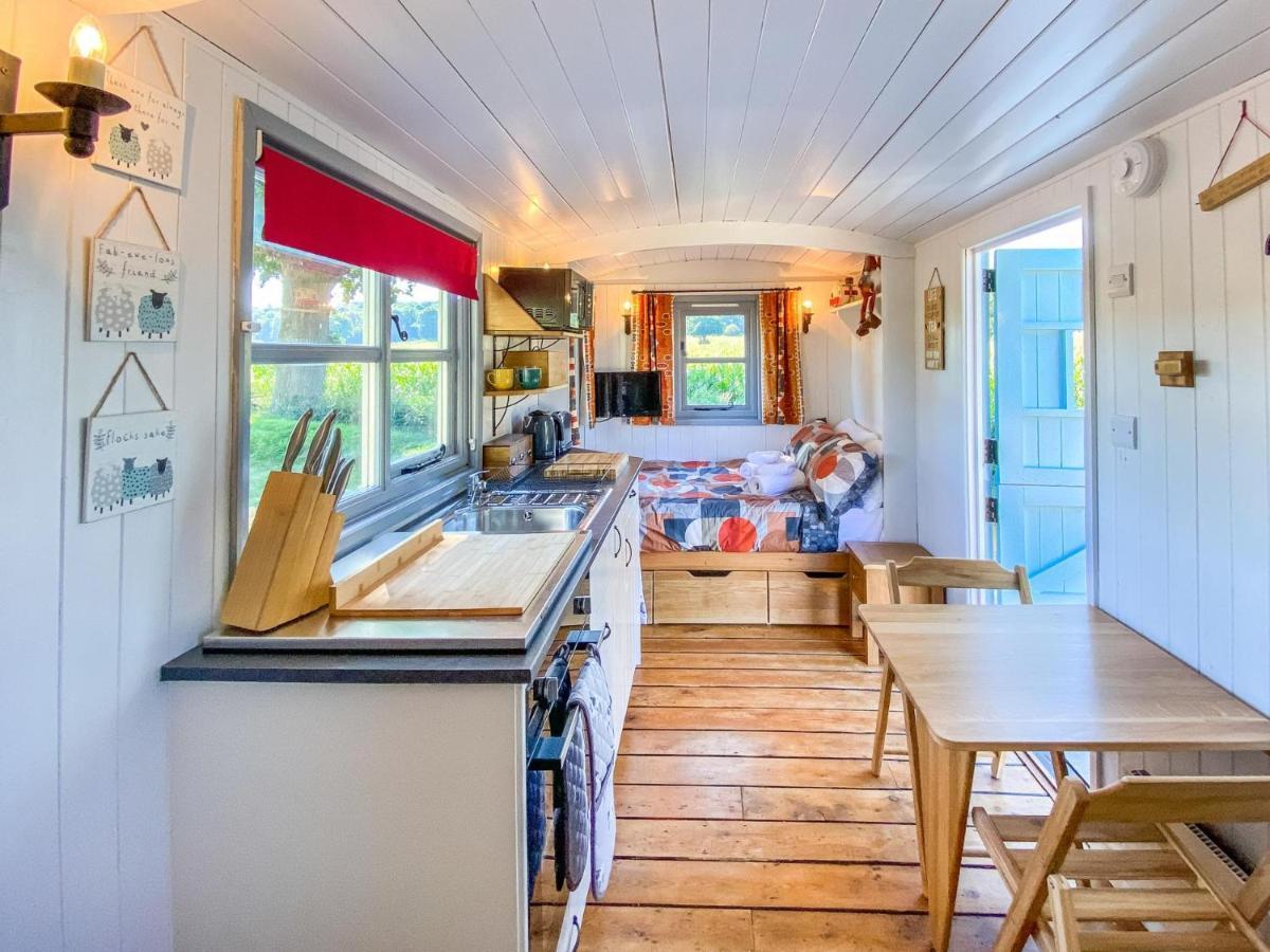 The Hideaway Hut - 1 Bed Shepherds Hut - Hereford Dış mekan fotoğraf