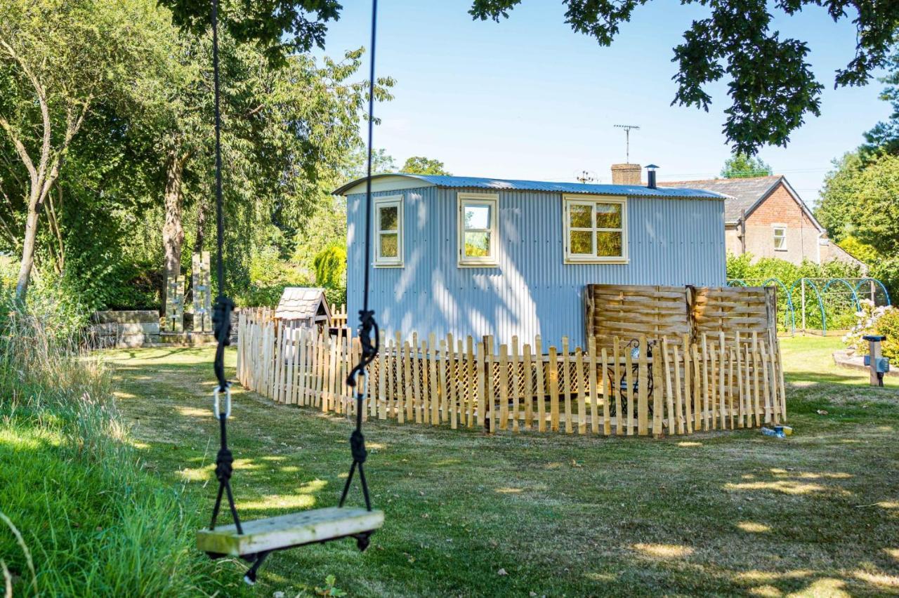The Hideaway Hut - 1 Bed Shepherds Hut - Hereford Dış mekan fotoğraf