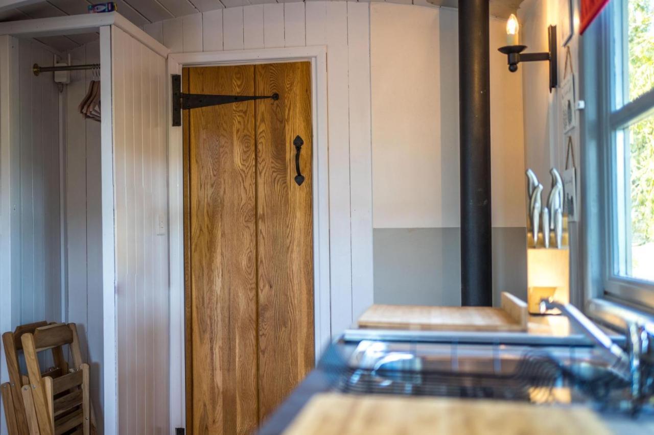 The Hideaway Hut - 1 Bed Shepherds Hut - Hereford Dış mekan fotoğraf